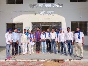 **पलामू न्यूज Live*//भारत बंद का असर पलामू जिला के कई स्थानों में देखा गया बता दें कि प्रखंड तरहसी, पांकी सलगस समेत कई स्थानों में भारत बंद का असर दिखा वहीं मौके पर आजाद समाज पार्टी के पांकी विधानसभा प्रत्याशी मुमताज़ खान मौजूद रहे उन्होंने भारत बंद और अनुसूचित जाति, जनजाति के आरक्षण के संदर्भ में बया की सभी स्थानों में शांति पूर्ण रूप से किया गया इस बंद में प्रशासन सहित सभी लोग समर्थन किया है साथ ही आजाद समाज पार्टी संगठन के तरहसी और पांकी प्रखंड अध्यक्ष ने प्रखंड विकास पदाधिकारी महोदय, को ज्ञापन सौंपा पलामू समेत कई प्रखंड विकास पदाधिकारी को आजाद समाज पार्टी कांशीराम और भीम आर्मी संगठन के द्वारा ज्ञापन सौंपा गया बाबा साहब डा० भीमराव अम्बेडकर जी के अथक संघर्ष से भारत के संविधान में अनुसूचित जाति, अनुसूचित जनजाति एवं अन्य पिछड़े वर्गों के लिये अनुच्छेद 340 की धारा 15-4 एवं 16-4 में स्पष्ट रूप से सामाजिक एवं आर्थिक रूप से कमजोर व्यक्तियों के लिये आरक्षण का प्रावधान किया गया है। आरक्षण की व्यवस्था 15 प्रतिशत अनुचित जाति एवं 7.5 प्रतिशत अनुसूचित जाति तथा 27 प्रतिशत अन्य पिछड़े वर्गों के लिये की गई है। इसी के तहत इन वर्गों को शिक्षा एवं सरकारी नौकरियों में आरक्षण दिया जा रहा है परन्तु आज तक किसी भी सरकारी विभाग में पूर्ण रूप से आरक्षण का कोटा पूरा नहीं किया गया है इस तरह से धीरे धीरे मिलना खतम कर दिया जायेगा आपको बता दें की इस समर्थन में उपस्थित:- आजाद समाज पार्टी जिला उपाध्यक्ष-उपेंद्र आजाद (पूर्व भीम आर्मी अध्यक्ष तरहसी), दीपक कुमार रवि आ० समाज पार्टी तरहसी उपाध्यक्ष, राकेश कुमार रवि भीम आर्मी तरहसी सचिव, संतोष अम्बेडकर, अरविंद आजाद, प्रीतम अम्बेडकर, धर्मेन्द्र साव,सुल्तान अहमद खान, रंजीत कुमार रवि, आषिश कुमार,तथा आजाद समाज पार्टी, भीम आर्मी के सभी कार्यकर्ता सदस्य गण उपस्थित रहे।
