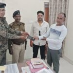 पलामू में एक वर्ष पूर्व लूट कांड की मोबाइल हुई बरामद, नावा जयपुर पुलिस ने पीड़ित को सौंपा मोबाइल।