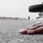 महावीर मोड़ मिट्टी लदा ट्रैक्टर ने बाइक में मारी टक्कर तीन लोग घायल।