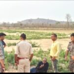 पलामू में अपराधी रात को गोली मारकर किया हत्या, शाम को पुलिस ने अपराधी के पैर में गोली मारकर किया गिरफ्तार।