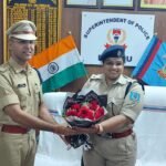 पलामू के 71वें पुलिस कप्तान बने IPS कपिल चौधरी, निवर्तमान एसपी रिष्मा रमेशन गुलदस्ता देकर किये स्वागत।